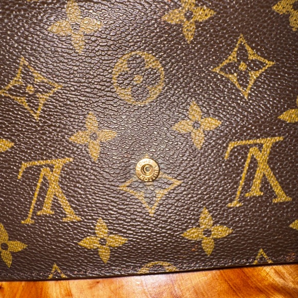 LOUIS VUITTON
Monogram Porte Tresor Etui Papiers
Wallet 1998 france converted - Picture 16 of 16